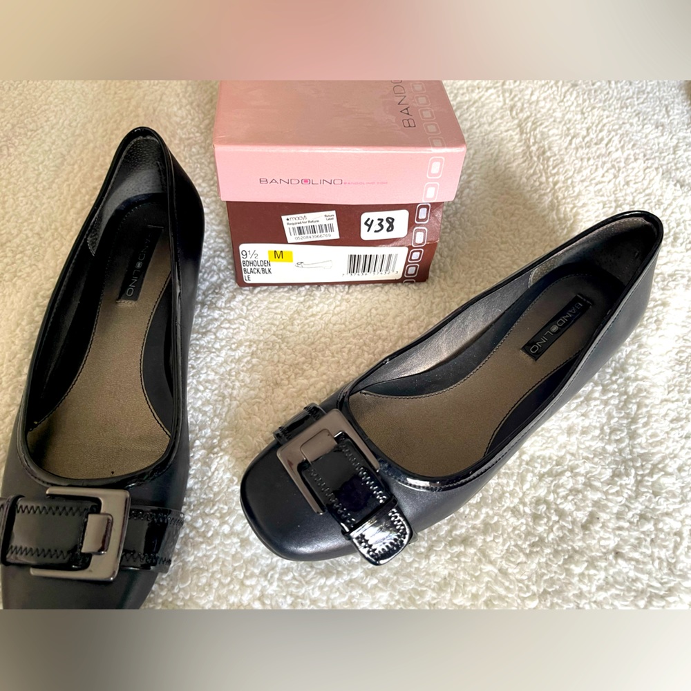Bandolino leather black loafer w/patent leather & silver buckle low heel/flat